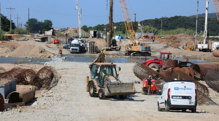 Estat de les obres del pont sobre la Tordera que el Gloria va destrossar, aquest matí. ACN