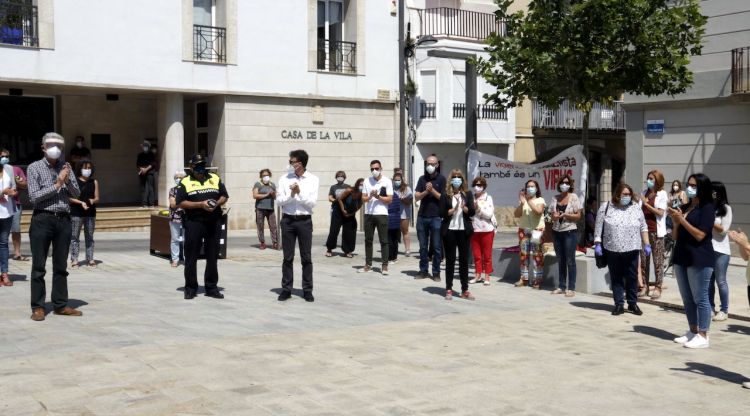 Un instant del minut de silenci per condemnar el crim masclista de l'Escala. ACN