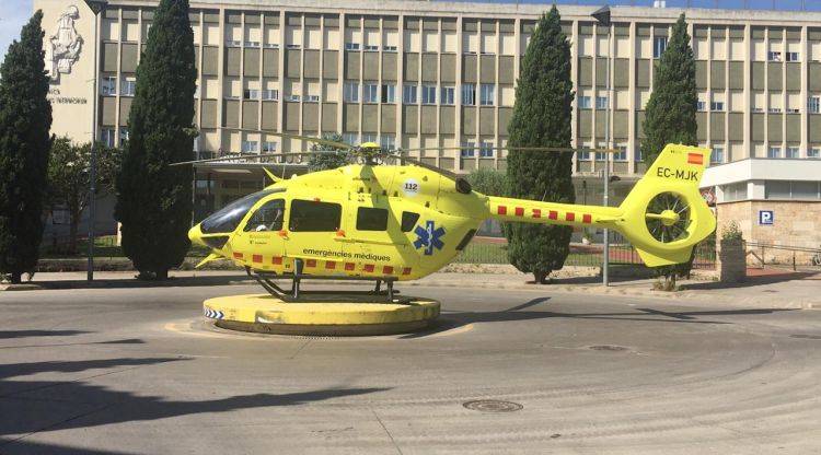 L'helicòpter davant de la Clínica Salus de Banyoles per atendre la persona atropellada