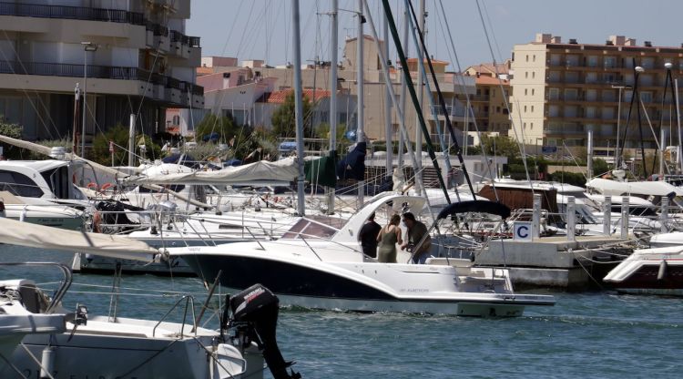 Usuaris en una embarcació al port esportiu de l'Escala. ACN