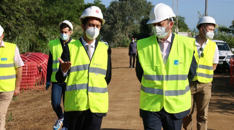 El conseller Calvet i l'alcalde de Blanes, Àngel Canosa, durant una visita a les obres el dijous. ACN