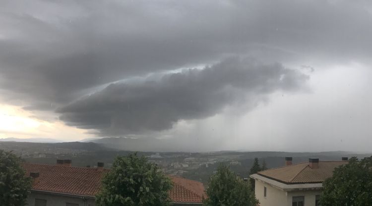 Moment en que la tempesta estava situada damunt de Girona en una fotografia presa des del barri de Montjuïc. Miquel Riera