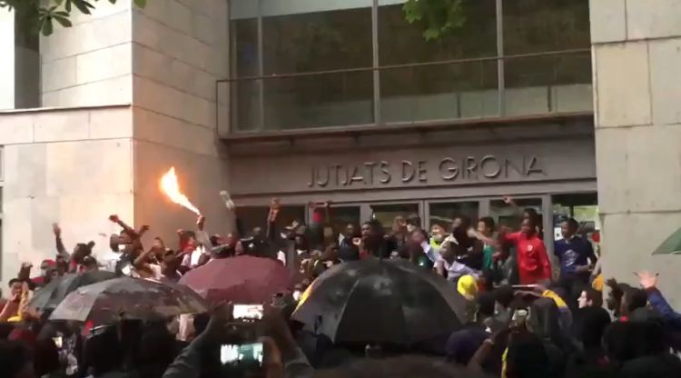 Els manifestants davant dels jutjats de Girona