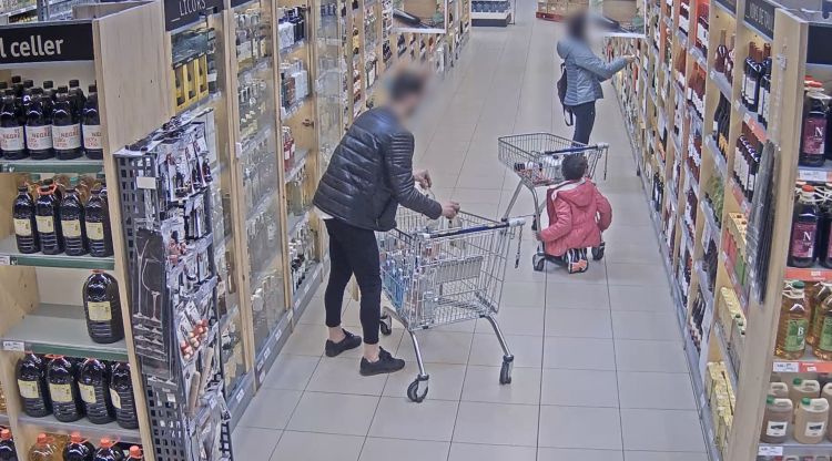 El lladre omplia els carrets amb alcohol i marxava quan no hi havia vigilància