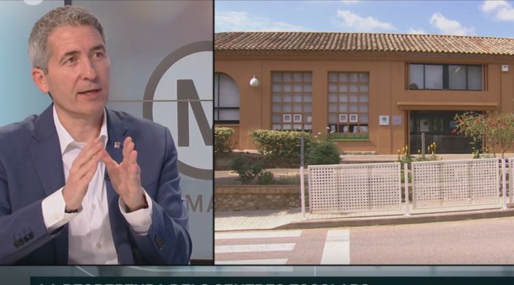 Josep Gonzalez-Cambray amb l'escola de Báscara a la dreta durant l'entrevista a TV3