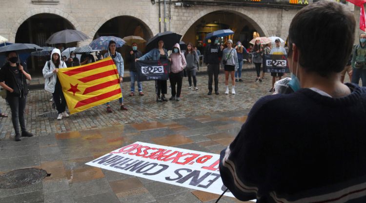 Els assistents a la concentració de Girona en contra de la regressió de drets i llibertats. ACN