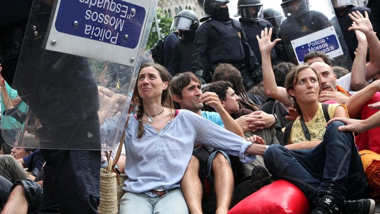 Manifestants i Mossos a la plaça Catalunya © ACN