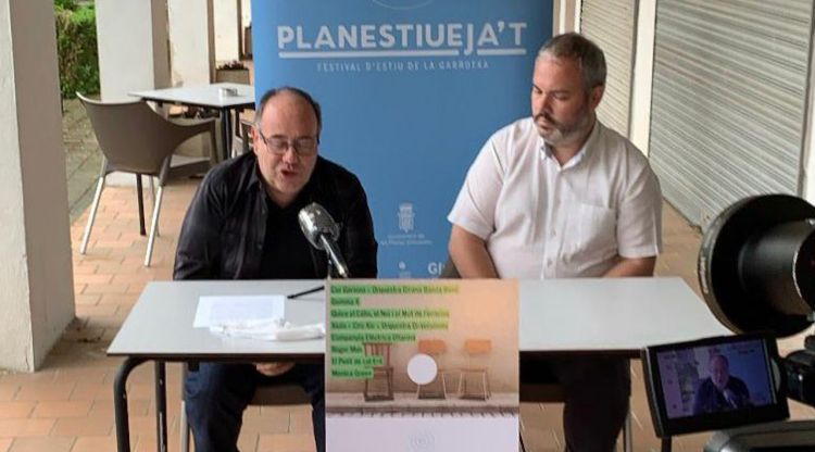 El regidor de Cultura de les Planes d'Hostoles, Joan Soler (esquerra), i l'alcalde Eduard Llorà en l'atenció als mitjans del Planestiueja't