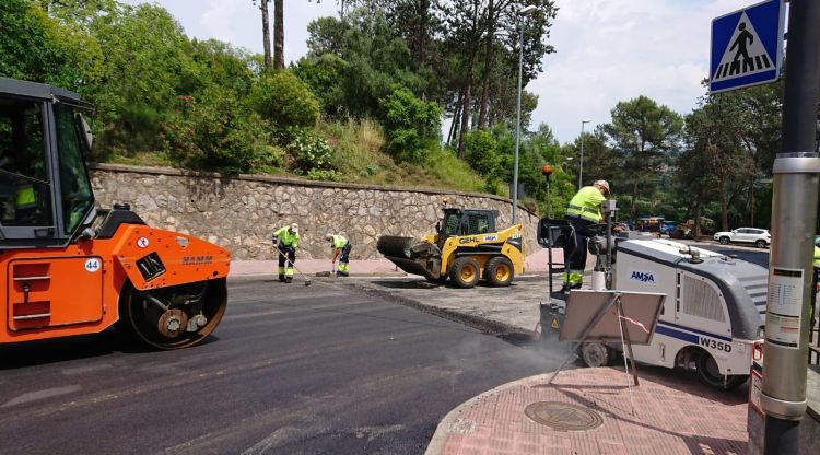 Les obres d’asfaltatge al carrer d’Antoni Varés