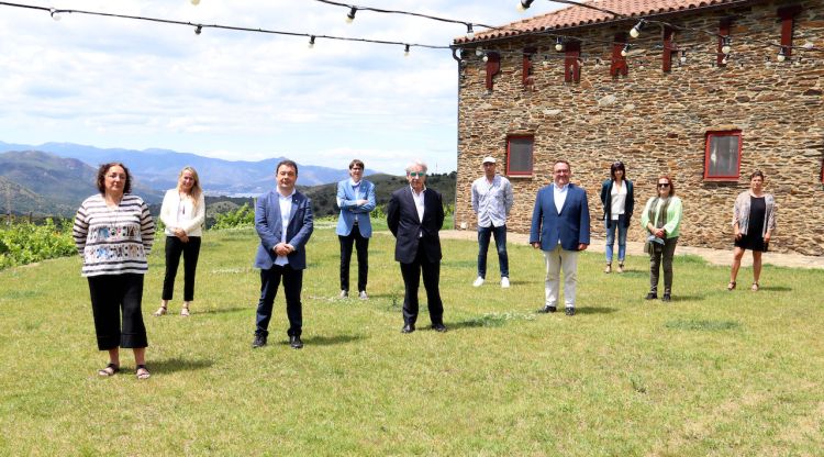 Tot el secretariat de la Federació d'Hostaleria de les comarques gironines amb el president de Hostelería España en una reunió a Cadaqués