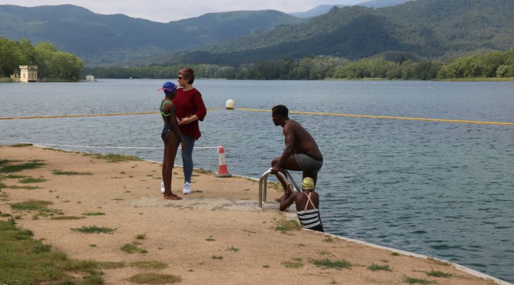 Una família a punt de banyar-se a l'Estany de Banyoles aquest dissabte. ACN