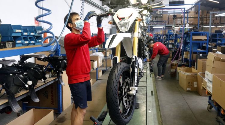 Un treballador de Rieju muntant una moto a la cadena de muntatge de la fàbrica de Figueres. ACN