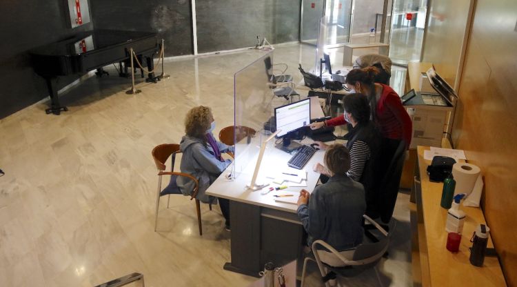 Part del vestíbul del Teatre Municipal habilitat per atendre la ciutadania. ACN