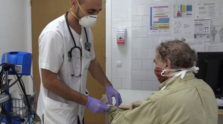 Un professional sanitari atenent una pacient de l'ABS de Tossa-Lloret
