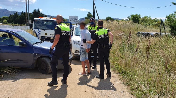 El jove en el moment de ser detingut pels agents de la Policia Local