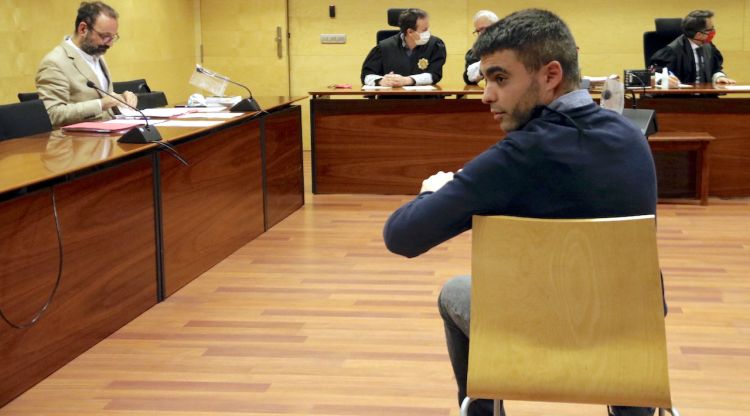 Pla mitjà de l'activista jutjat per les mobilitzacions del primer aniversari de l'1-O a Girona a l'Audiència de Girona. ACN