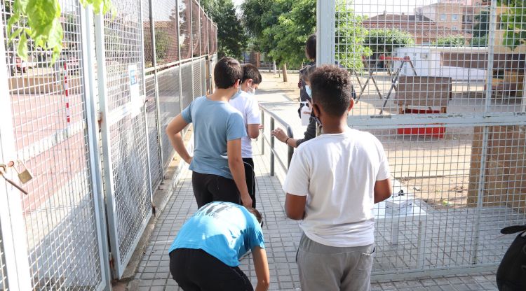 Alguns dels alumnes de 6è de l'escola Joan Reglà de Bàscara fent cua per entrar al centre. ACN