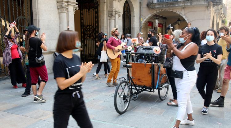 Una de les actuacions per revindicar les arts de carrer a la plaça del Vi de Girona aquest matí. ACN