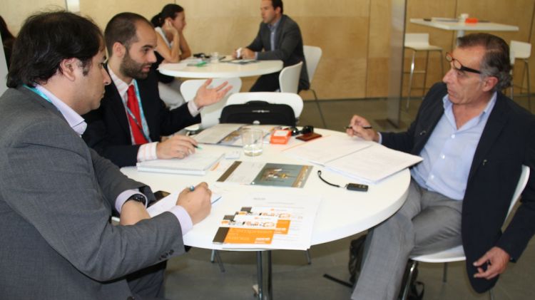 El director d'Igiotest, Marcelo de Vicenzi (a la dreta), conversa amb directors de les oficines d'ACC1Ó © ACN