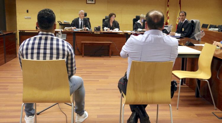 D'esquenes, l'acusat d'intentar matar l'exparella clavant-li una ampolla trencada al coll. ACN