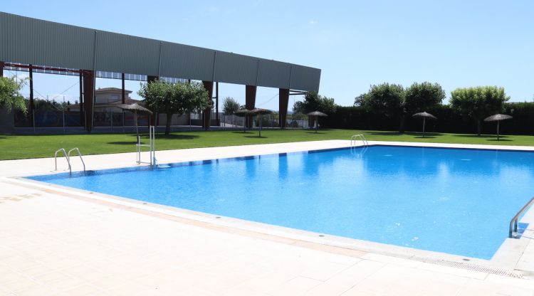 Una de les piscines municipals de Sils el primer dia de la reobertura. ACN