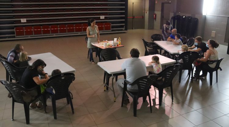 Un taller familiar al centre cívic de Sant Narcís durant el primer dia de reobertura. ACN