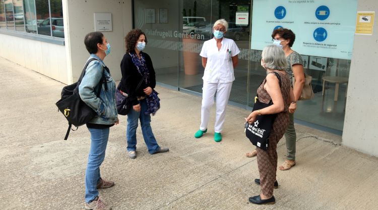 Treballadores del geriàtric Palafrugell Gent Gran davant la porta del centre. ACN