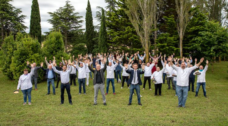 Foto de família dels representants dels cellers i restaurants que han signat el manifest 'Maridatge empordanès'