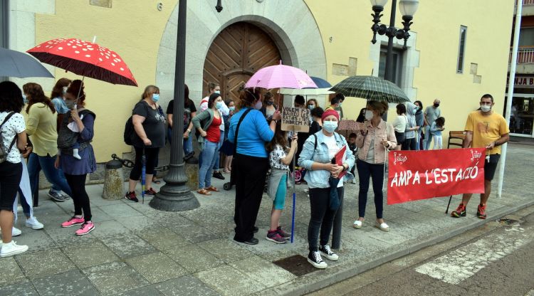 Una trentena de famílies de l'AMPA del CEIP l'Estació s'han concentrat en resposta a la decisió d'eliminar un grup d'infantil al centre