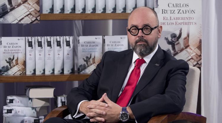 L'escriptor Carlos Ruiz Zafón durant la presentació de la seva última novel·la, 'El laberint dels esperits'. ACN