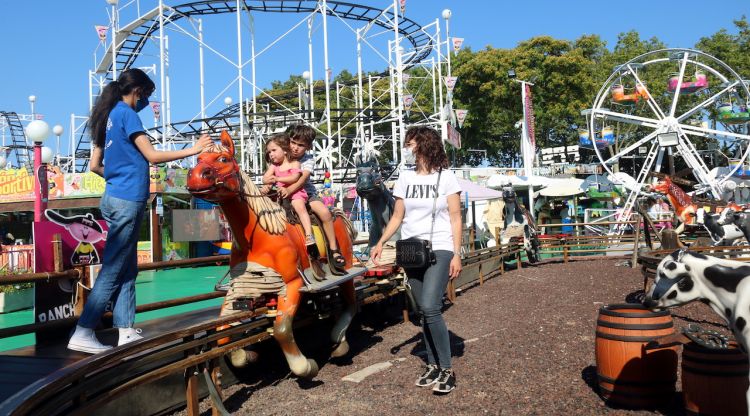 Una família al Pp's Park de Platja d'Aro aquesta tarda. ACN