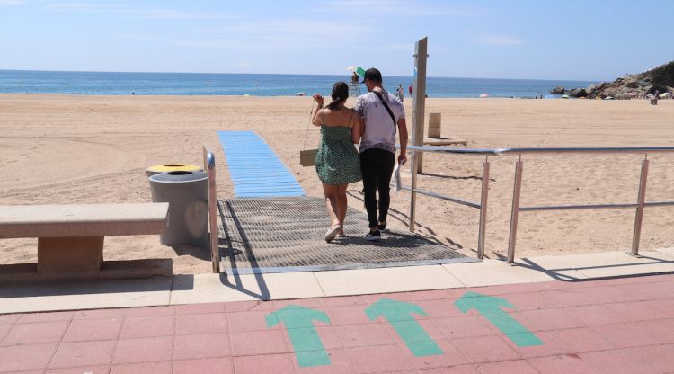 Una parella entrant a la zona d'adults de la platja de Lloret de Mar. ACN