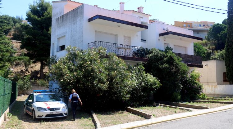 El bloc d'edificis ocupat del carrer Reina Fabiola de Llançà. ACN