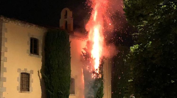 Incendi davant la casa de cultura de Tossa de Mar