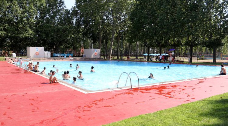 La piscina municipal de la Devesa en el primer dia de la reobertura. ACN