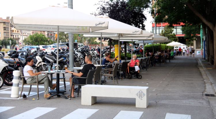 Clients a unes de les terrasses de plaça Catalunya a Girona que han ampliat guanyant espai al carrer. ACN