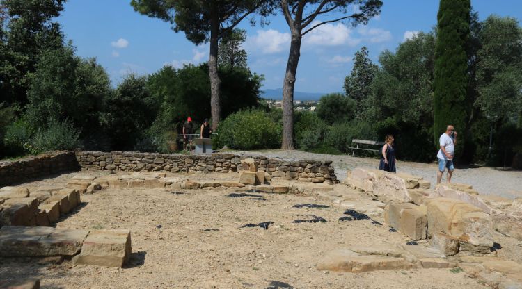 Una part de la ciutat ibèrica d'Ullastret amb uns visitants al fons de la imatge. ACN