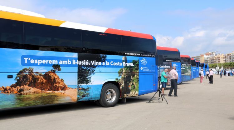 Alguns dels busos amb fotos icòniques de la Costa Brava. ACN