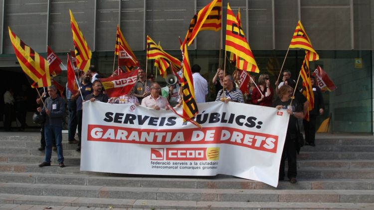 Més d'una vintena de funcionaris s'han concentrat davant la seu de la Generalitat a Girona © ACN