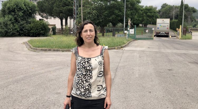 Laia Pèlach davant la incineradora de Campdorà