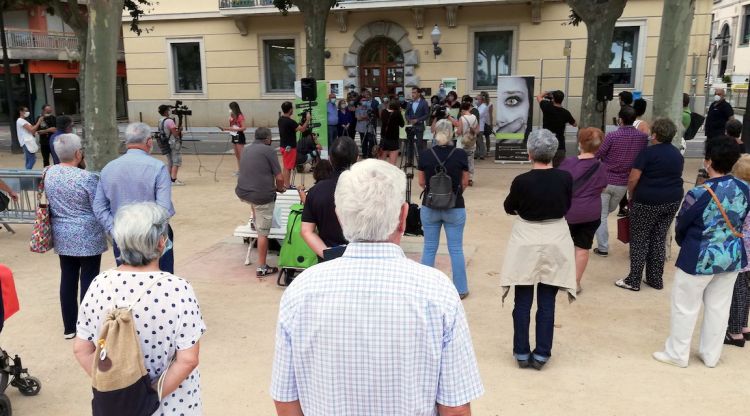 Un moment de la concentració per condemnar l'atac amb àcid a una dona i la seva filla a Sant Feliu de Guíxols, avui