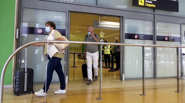 Els primers passatgers del primer vol que ha aterrat a l'aeroport de Girona, entrant a la terminal aquest matí. ACN