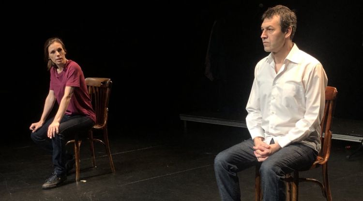 L'actriu Marta Montiel i l'actor Elies Barberà assajant l'obra 'Serà el nostre secret' a la Sala La Planeta de Girona. ACN