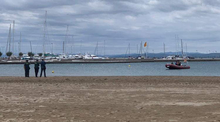 Els agents de la Guàrdia Civil han inciat la inspecció del fons marí a la platja de la Punta. Júlia Bolea