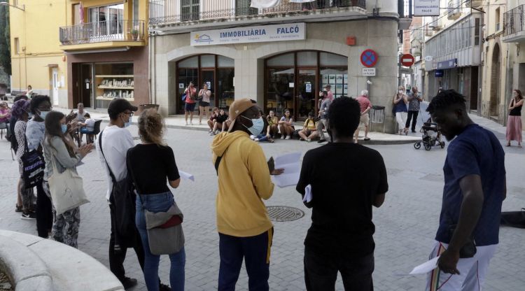 Lectura del manifest a la concentració antiracista de Llançà. ACN