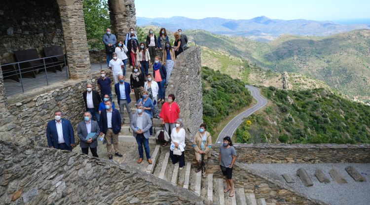 Foto de família durant la presentació de la iniciativa Empordà Medieval a Sant Pere de Rodes