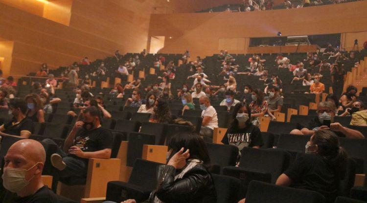 La Sala Montsalvatge de l'Auditori de Girona amb el públic separat i amb mascaretes. ACN