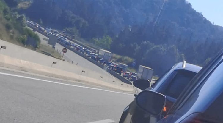 La cua de vehicles a la C-25 en sentit Girona poc després de l'accident. Anti-Radars Catalunya