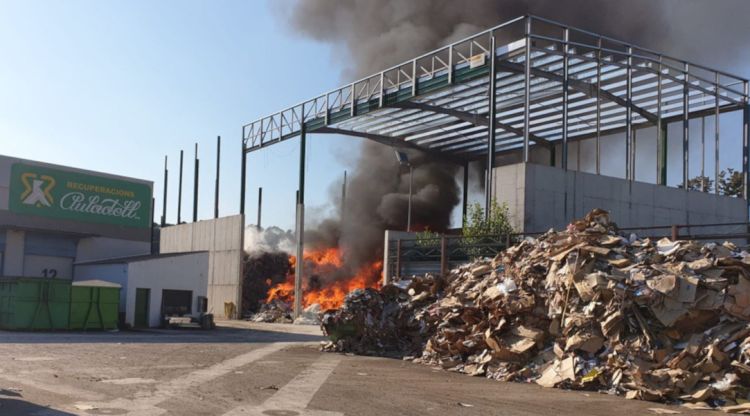 Punt de l'incendi a la planta de reciclatge de l'empresa Auladell a Sarrià de Ter. ACN