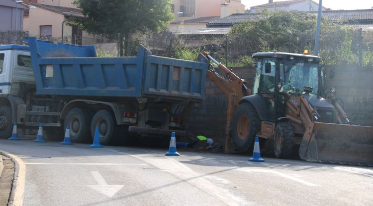 Els treballadors de Sorea intentant reparar l'avaria a la zona del Mas Clarà de la Bisbal. ACN